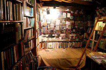 bed-in-shakespeare-bookstore